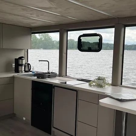 Luxboot Exklusives Hausboot Mit Dachterrasse Und Mueritzblick